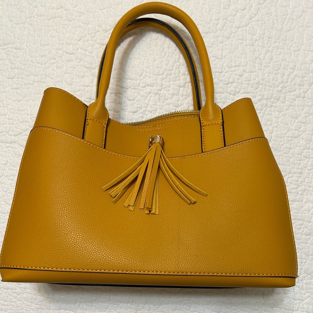Lovely mustard colored tote perfect for fall but comes with shoulder strap
